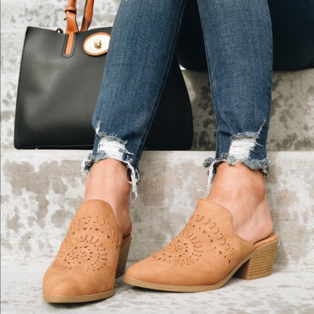 CAMEL CUT OUT MULE